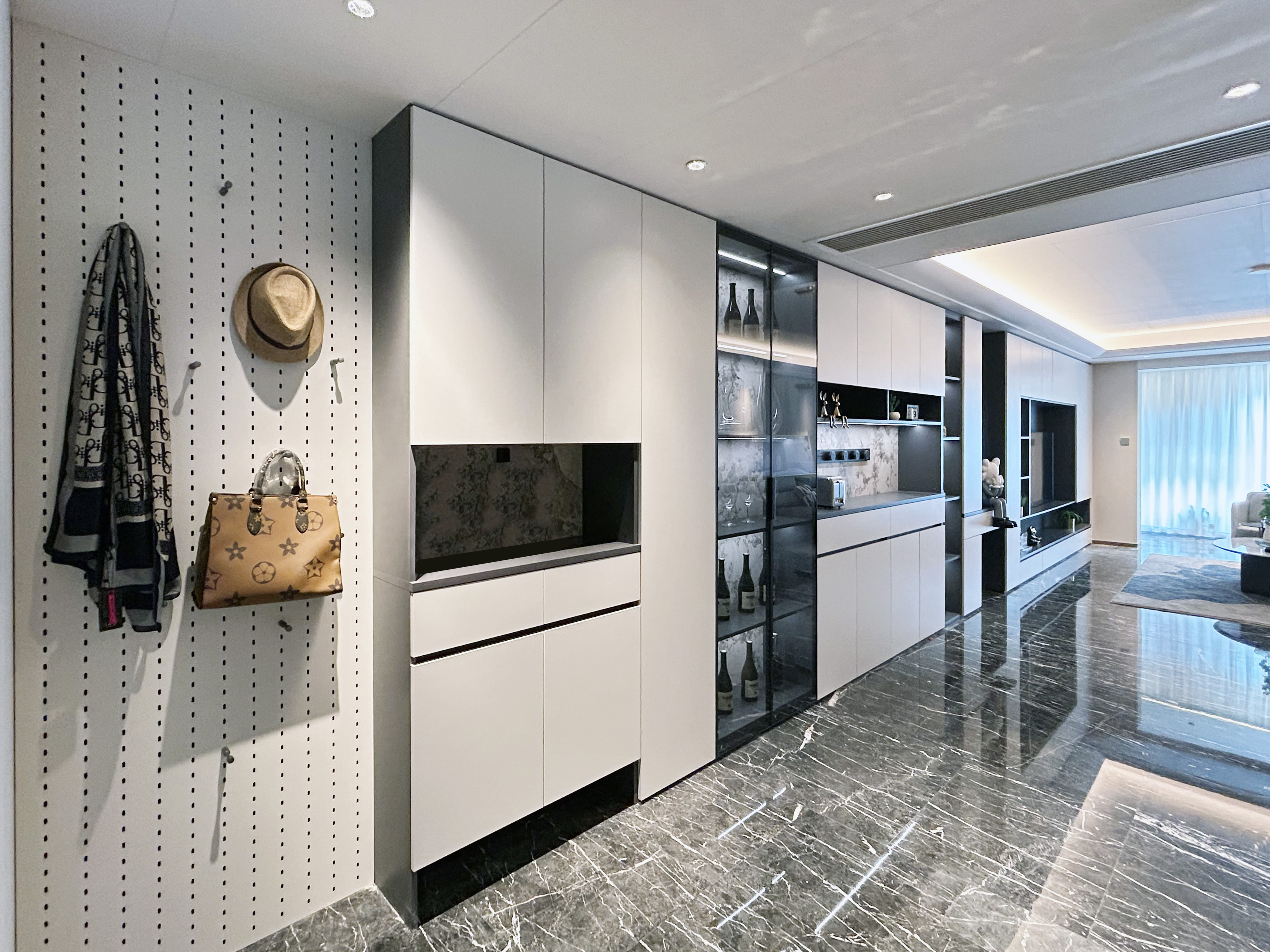 黑白灰配色+整墙柜设计，150㎡的品质家格调满满~